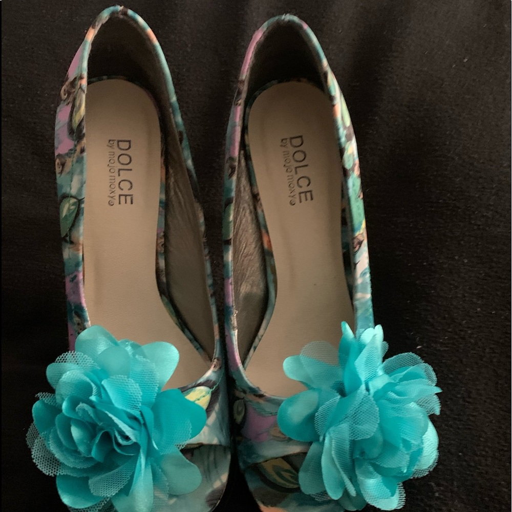 Flower accented Dolce pump